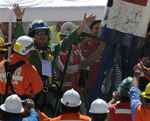  Muito sorridente, 19&ordm; mineiro &eacute; resgatado no Chile