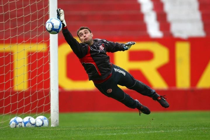 Renan disputa seu 100&ordm; jogo pelo Inter contra o Santos