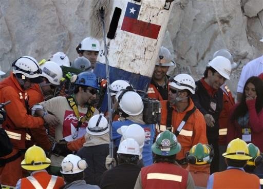 Irm&atilde;o de primeiro mineiro, Renan &eacute; o 25&ordm; a sair da mina