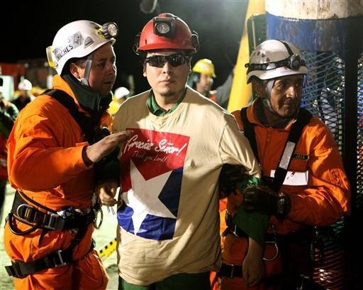 Pedro Cortes &eacute; auxiliado pela equipe de salvamento ap&oacute;s ser trazido para a superf&iacute;cie 