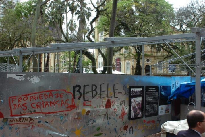 Sobre as obras, est&aacute; sendo constru&iacute;da uma passarela para que os visitantes possam ter acesso entre as ruas Sete de Setembro e dos Andradas