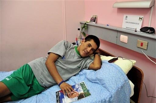 Mineiro boliviano descansa em quarto de hospital