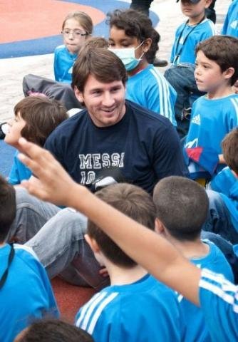 Messi inaugura parque infantil em hospital de Barcelona