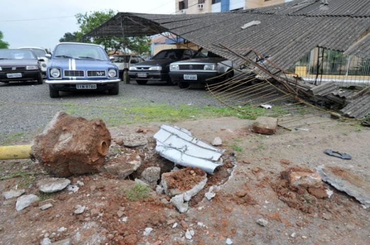 Dois telhados tamb&eacute;m foram destru&iacute;dos