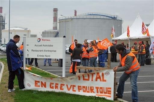 Funcion&aacute;rios de todas as refinarias da Fran&ccedil;a fazem greve