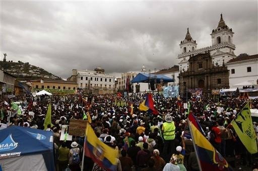 Manifesta&ccedil;&atilde;o de apoio ao presidente do Equador re&uacute;ne milhares em Quito