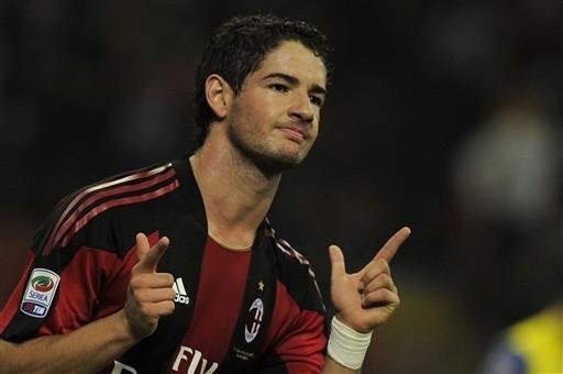 Sob olhar de Mano, Pato marca duas vezes e Milan bate o Chievo