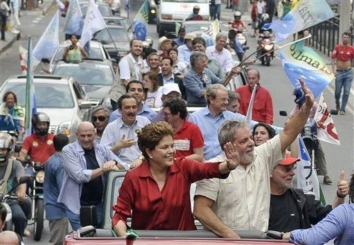 Ao lado de Lula, Dilma defendeu Enem em com&iacute;cio em Belo Horizonte