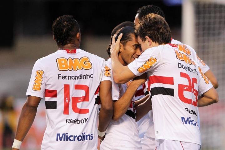 S&atilde;o Paulo vence o Santos e entra na briga pela Libertadores