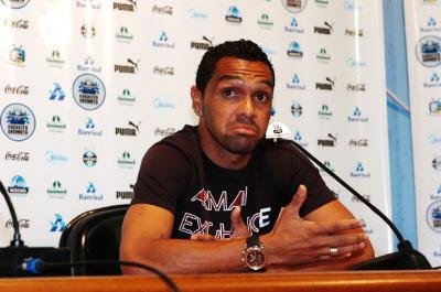 Atacante Leandro teria amea&ccedil;ado vizinho ap&oacute;s festa de anivers&aacute;rio