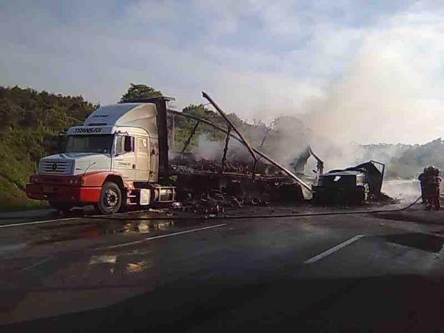 Caminh&atilde;o pega fogo e bloqueia freeway em Gravata&iacute;