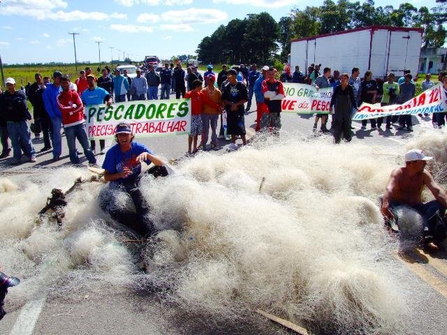 Armadores da pesca fecham a BR 392 entre Pelotas e Rio Grande