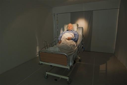  Escultura mostra Ariel Sharon em coma e tamanho real