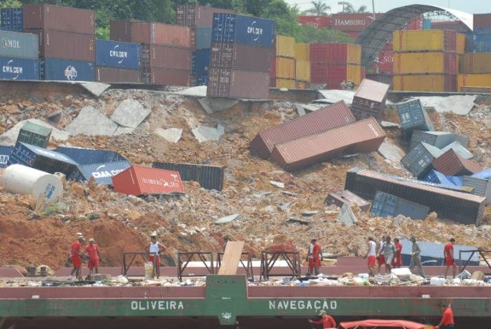 Resgate busca desaparecidos ap&oacute;s desabamento de porto em Manaus