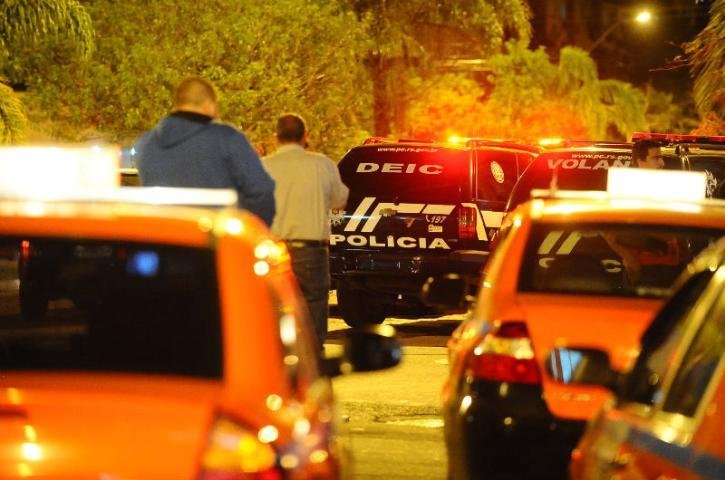 Homem atirou quando os taxistas se encontravam fora dos carros