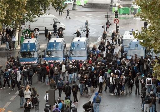 Falta de combust&iacute;vel e dist&uacute;rbios abrem novo dia de protestos na Fran&ccedil;a