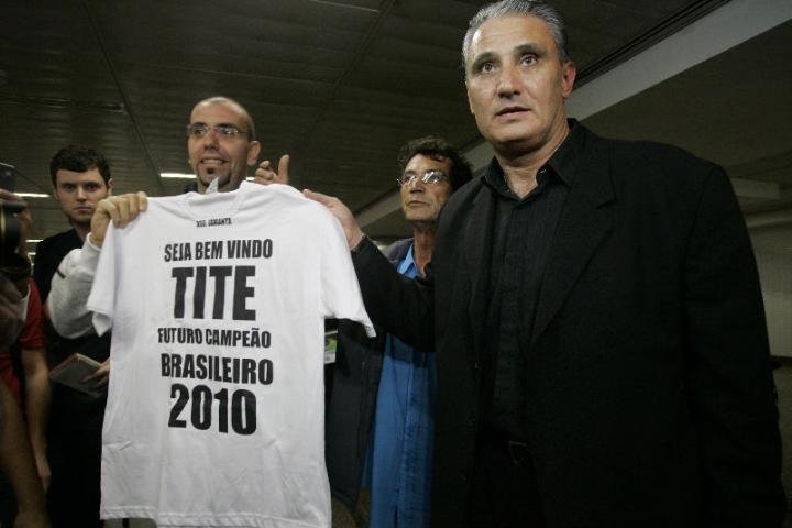 Tite chega e diz ser especial voltar ao Corinthians