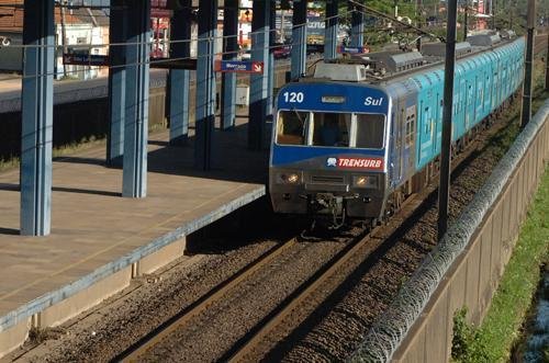 O rompimento de uma adutora prejudica as opera&ccedil;&otilde;es do Trensurb