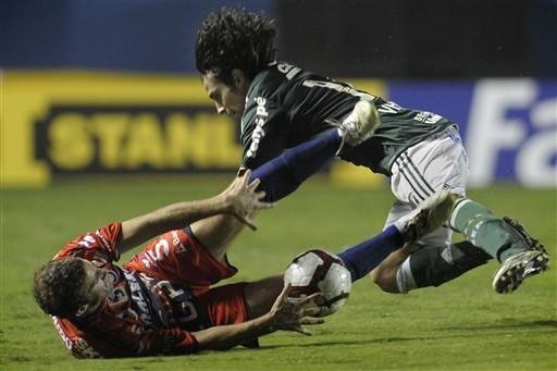Palmeiras vence ap&oacute;s blecaute, e todos os brasileiros se classificam