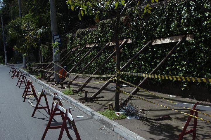 H&aacute; risco de desabamento do muro de uma escola de educa&ccedil;&atilde;o infantil 