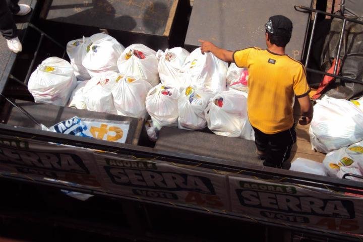 Caminh&atilde;o com alimentos e propaganda de Serra &eacute; apreendido no Interior