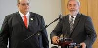 Durante o encontro, Synésio Batista da Costa, presidente da Abrinq, entregou a Lula um carrinho plástico