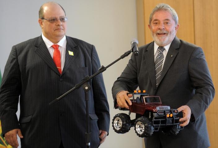 Durante o encontro, Syn&eacute;sio Batista da Costa, presidente da Abrinq, entregou a Lula um carrinho pl&aacute;stico