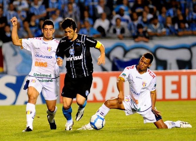 Douglas &eacute; denunciado no STJD por entrada violenta em Richarlyson