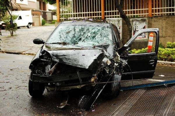Carro colide contra &aacute;rvore e mata um em Porto Alegre