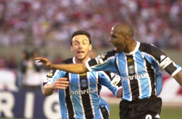 Claudio Pitbull e Christian festejam gol do Gr&ecirc;mio 