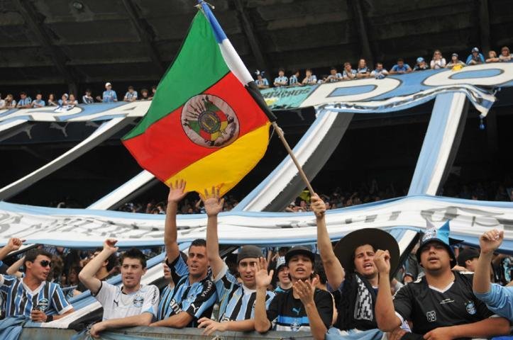 Gremistas j&aacute; ocupam seus lugares no est&aacute;dio Ol&iacute;mpico. Clique e veja mais fotos