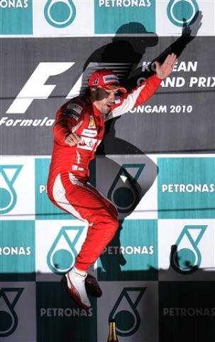 Alonso comemora vit&oacute;ria sob chuva na Coreia do Sul