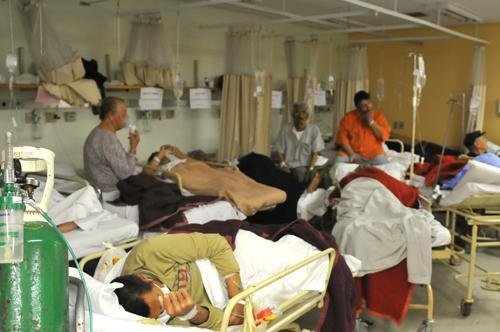Nesta segunda-feira havia 64 excedentes dispostos em macas e cadeiras espalhadas pelos corredores