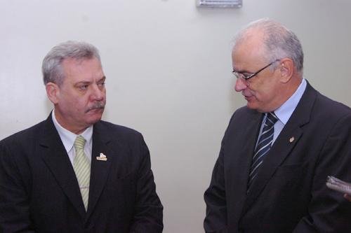 Reitor em exerc&iacute;cio est&aacute; re&uacute;nido com representantes das duas regi&otilde;es