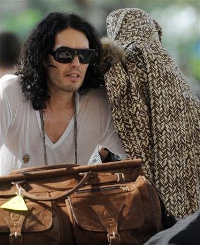 Katy Perry e Russell Brand passam noite de n&uacute;pcias cercados por policiais