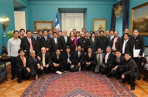 Mineiros resgatados no Chile s&atilde;o homenageados no pal&aacute;cio presidencial