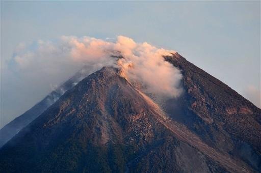 Vulc&atilde;o entra em erup&ccedil;&atilde;o na Indon&eacute;sia
