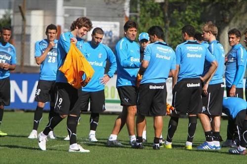 Renato comandou treino na manh&atilde; desta ter&ccedil;a-feira