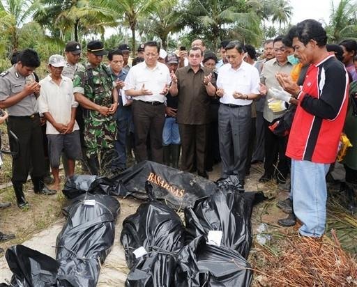 N&uacute;mero de mortos por tsunami e vulc&atilde;o na Indon&eacute;sia sobe para 297