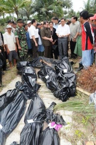 Tsunami deixa mais de 250 mortos e 400 desaparecidos na Indon&eacute;sia