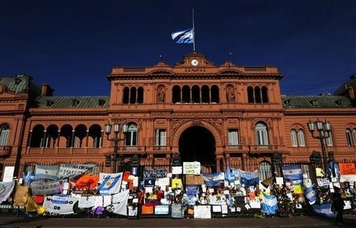 Corpo de N&eacute;stor Kirchner j&aacute; est&aacute; em Buenos Aires