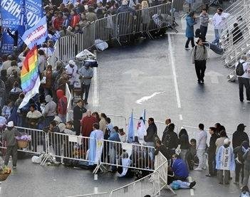 Multid&atilde;o forma fila diante da Casa Rosada para vel&oacute;rio de Kirchner