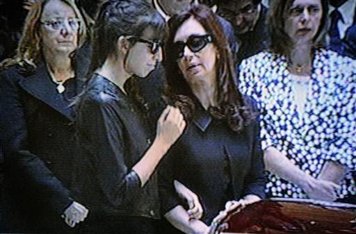 Cristina chega para vel&oacute;rio de N&eacute;stor Kirchner 