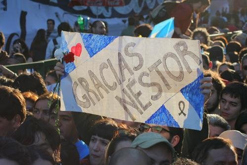 Milhares de pessoas prestaram homenagens ao ex-presidente em Buenos Aires, onde foi realizado o vel&oacute;rio