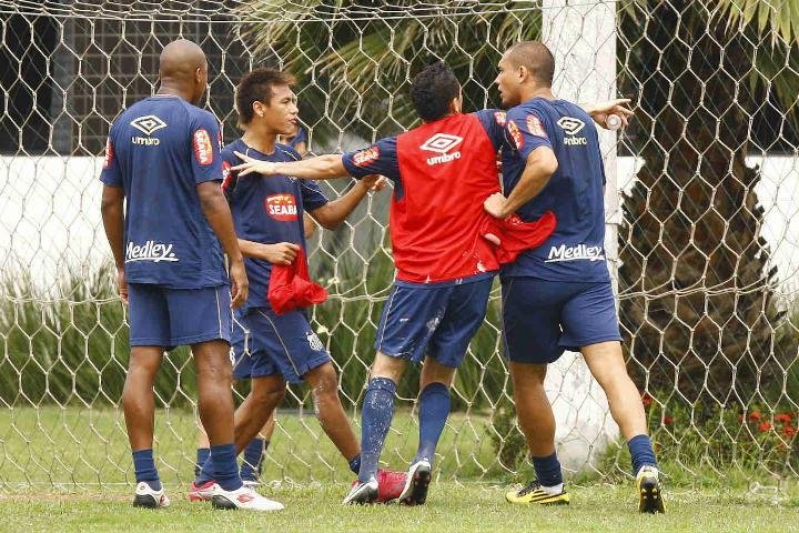 Neymar e Marcel discutem em treino do Santos