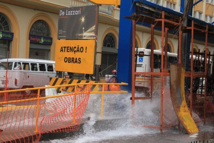 Hidrante aberto alaga rua movimentada do Centro da Capital