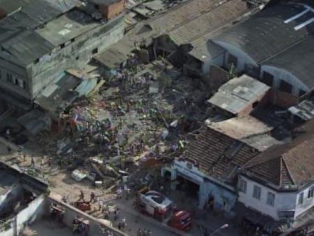 Pr&eacute;dio desaba no Rio e quatro pessoas teriam morrido