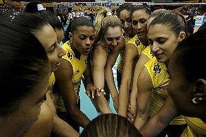 Brasil sofre, mas vence checas no Mundial de V&ocirc;lei
