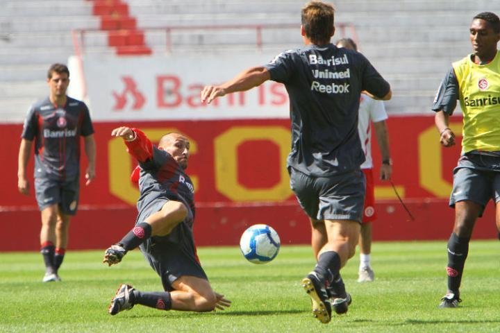 Inter enfrenta o Santos para manter vivo o sonho do t&iacute;tulo