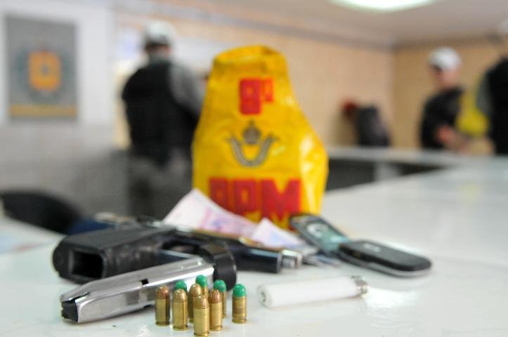 Assaltantes s&atilde;o presos ap&oacute;s roubarem loja de celulares